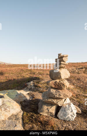 Grande cheminée de pierres irrégulières naturel équilibre l'une sur l'autre dans la prairie ouverte dans un pays de l'art conceptuel du paysage de l'empilement de pierre Banque D'Images