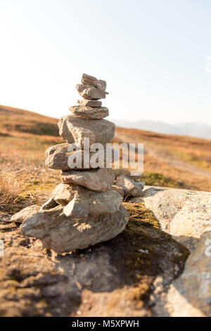 Grande cheminée de pierres irrégulières naturel équilibre l'une sur l'autre dans la prairie ouverte dans un pays de l'art conceptuel du paysage de l'empilement de pierre Banque D'Images