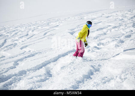 Photo de jeune fille de l'athlète en casque et masque, la planche à neige de montagne Banque D'Images