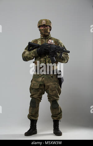 Portrait en pied de soldat en camouflage avec fusil Banque D'Images