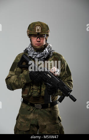 Photo de soldat avec fusil à la main Banque D'Images