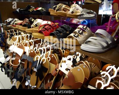 Photo de sandales et des chaussons sur l'affichage à un décrochage Banque D'Images