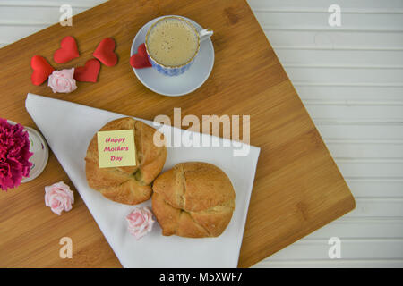 Happy mothers day mots avec la nourriture traiter d'un petit-déjeuner chaud servi du café chaud et Banque D'Images