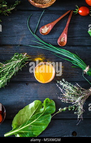 Des légumes sur le bois. Bio l'alimentation saine, d'herbes et d'épices. Des légumes bio sur bois Banque D'Images