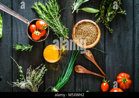 Des légumes sur le bois. Bio l'alimentation saine, d'herbes et d'épices. Des légumes bio sur bois Banque D'Images