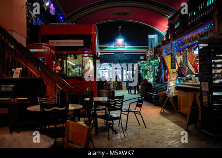 Intérieur de l'ancien édifice du marché de Kent à Margate montrant les étals et cafe habillé pour Noël Banque D'Images