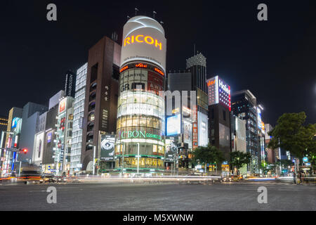 TOKYO, JAPON - 30 MAI 2015 : vue de la nuit de Ginza, Ginza est un quartier moderne avec les magasins les plus chers à Tokyo, Japon Banque D'Images