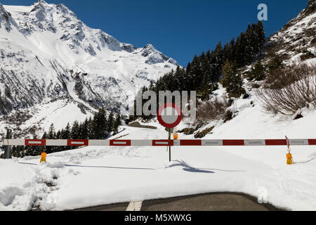 Verrouillé Susten pass road en hiver dans les Alpes en Suisse Banque D'Images