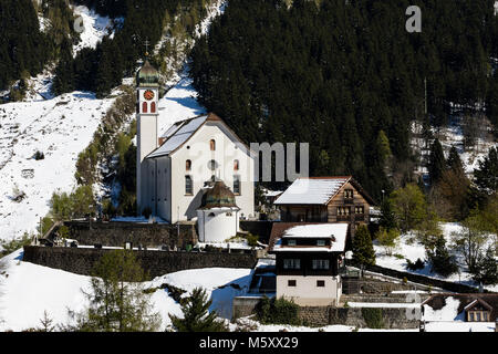 Vieux village traditionnel avec église en hiver dans la vallée Meiental en Suisse centrale Banque D'Images