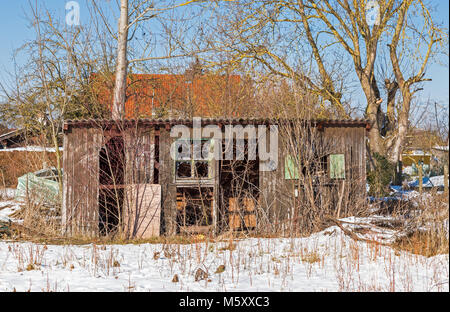 Vieille cabane délabrée dans la neige Banque D'Images