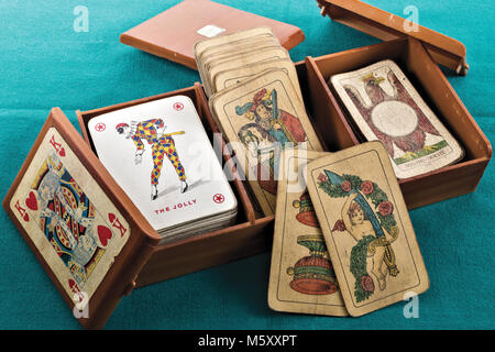 Ancien jeu de cartes avec récipient Banque D'Images