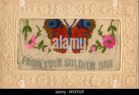 AJAXNETPHOTO. 1914-1918. WW1. - Une carte lettre brodée en soie représentant un papillon paon bordé de fleurs avec la mention "À PARTIR DE VOTRE SOLDAT BOY' figurant à l'INTÉRIEUR D'UNE FRONTIÈRE EN RELIEF DU TYPE ENVOYÉ PAR LES SOLDATS DÉPLOYÉS SUR LE FRONT DE L'OUEST À DES PARENTS AU Royaume-uni PHOTO:AJAX VINTAGE PHOTO LIBRARY REF:182602 3 Banque D'Images