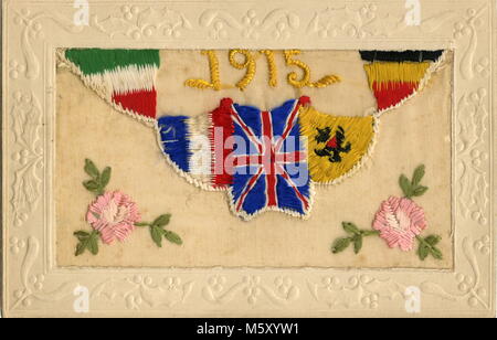 AJAXNETPHOTO. 1914-1918. WW1. - Une carte lettre brodée en soie représentant des drapeaux nationaux DES ALLIÉS AVEC LA MENTION '1915' figurant à l'intérieur d'une bordure en relief DU TYPE ENVOYÉ PAR LES SOLDATS DÉPLOYÉS SUR LE FRONT DE L'OUEST À DES PARENTS AU Royaume-uni PHOTO:AJAX VINTAGE PHOTO LIBRARY REF:182602 16 Banque D'Images