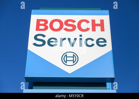 FUERTH / ALLEMAGNE - février 25, 2018 : le logo Bosch Bosch près d'un bâtiment de service. Bosch est une multinationale allemande d'électronique et d'ingénierie il Banque D'Images