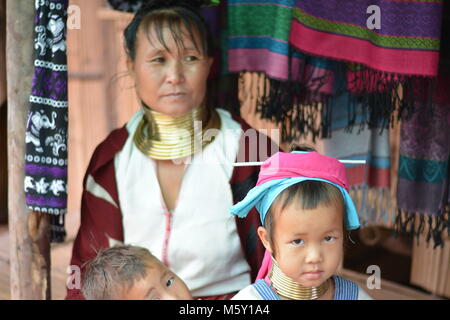 Long cou femmes dans une tribu près de Chiang Mai dans le Nord de la Thaïlande. Banque D'Images