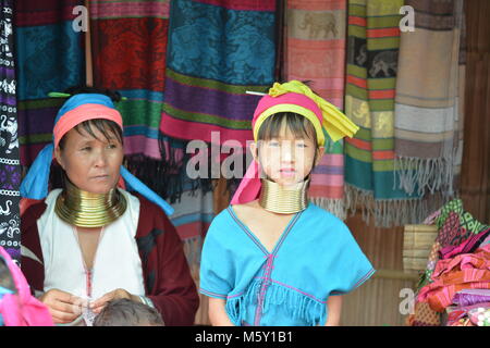 Long cou femmes dans une tribu près de Chiang Mai dans le Nord de la Thaïlande. Banque D'Images