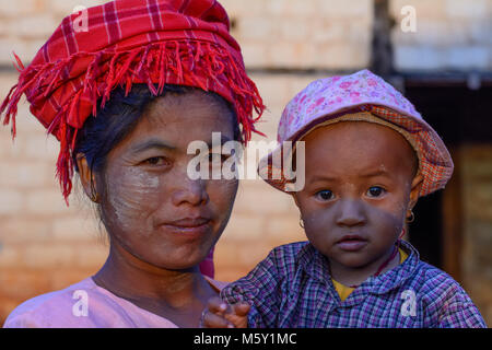 Kalaw : Femme, garçon enfant, Pa-O, tribu , l'État de Shan, Myanmar (Birmanie) Banque D'Images