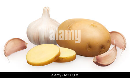 Ensemble de pommes de terre fraîches non pelées avec deux morceaux et l'ail hachés avec girofle isolé sur fond blanc Banque D'Images