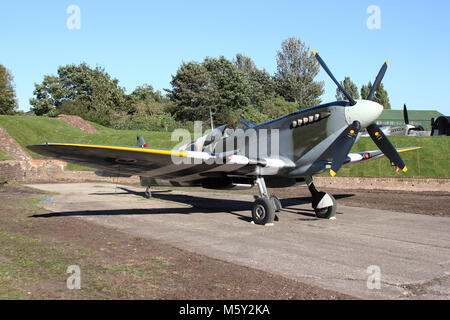 Communément appelé "le Spitfire Kent', Supermarine Spitfire MK IX TA805 se trouve dans l'un des revêtements de guerre à North Weald. Banque D'Images