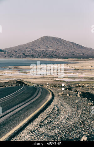 Dans l'Ethiopie du sud face à la montagne à proximité du lac et des marais salants Banque D'Images