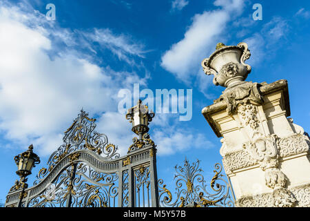 Low angle view of la riche décoration de l'entrée principale Noisiel parc public, dans la banlieue est de Paris, avec des feuilles en fer forgé doré Banque D'Images