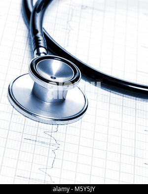 Stéthoscope dans la forme de cœur battre sur l'électrocardiogramme. Banque D'Images