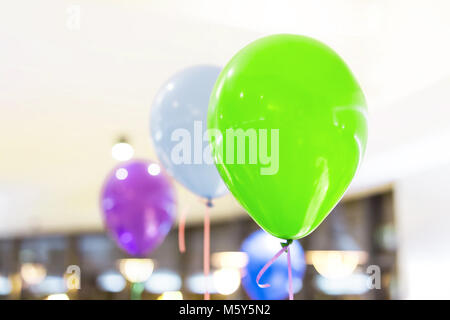 L'air intérieur baloons multicolores. Préparation pour partie. Décoration d'intérieur. Concept de l'anniversaire de l'enfant Banque D'Images