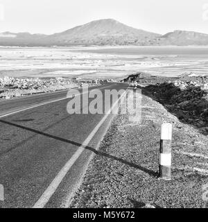 Dans l'Ethiopie du sud face à la montagne à proximité du lac et des marais salants Banque D'Images