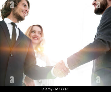 Photo de poignée de deux hommes d'affaires gais Banque D'Images