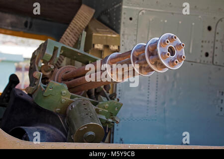 Le M134 Minigun monté à l'intérieur d'un hélicoptère Huey au Musée des débris de guerre à Ho Chi Minh City Vietnam Asie Banque D'Images