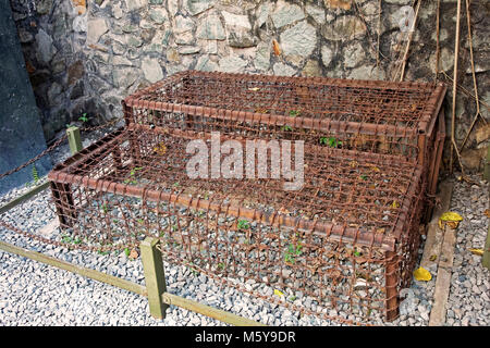 Tiger Cage utilisé par l'armée américaine et sud Vietnamse durant la guerre du Vietnam à la torture les Viet Cong, dans le Musée des débris de guerre à Ho Chi Minh C Banque D'Images