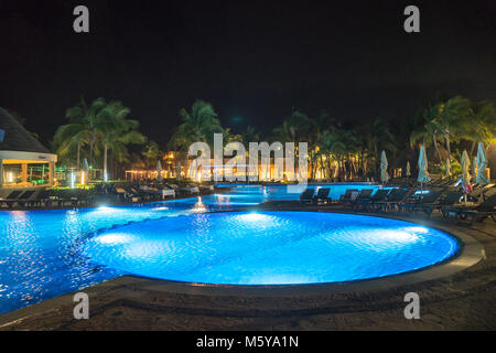 Puerto Maroma, Mexique, 22 février 2018. Piscines en plein air sont éclairés par la nuit à l'hôtel Catalonia vacation resort sur la plage de Maroma. Enrique Shor Banque D'Images