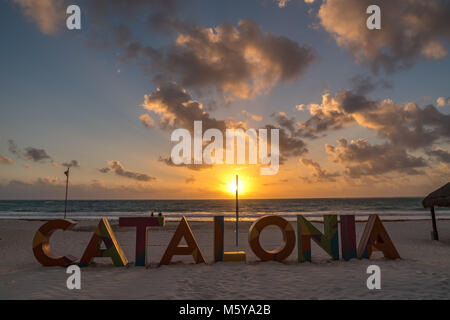 Puerto Maroma, Mexique, 22 février 2018. Le soleil se lève sur la mer des Caraïbes à l'hôtel Catalonia vacation resort sur la plage de Maroma. Enrique Shore/Alamy St Banque D'Images