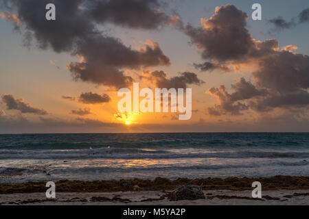 Puerto Maroma, Mexique, 22 février 2018. Le soleil se lève sur la mer des Caraïbes lors d'une vacation resort sur la plage de Maroma. Enrique Shore/Alamy Stock Photo Banque D'Images