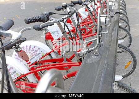 Lancé en 2010 dans la ville de Mexico, Mexique, le partenariat public-privé pour le transport durable via le programme de partage de vélos EcoBici) se développe. Banque D'Images