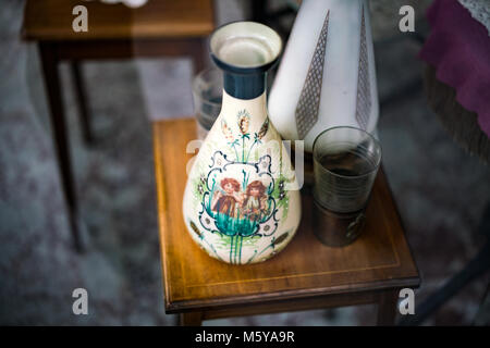 Très ancienne Vase Vintage peint, avec de vieux verre sur table en bois Banque D'Images