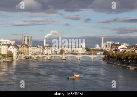 Vue sur la rivière du Rhin à Bâle, Suisse Banque D'Images