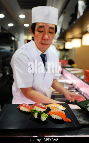 Un Itamae - un maître-cuisinier préparer Sush une assiette de sushis dans un restaurant Sush à Fukuoka, au Japon. Banque D'Images