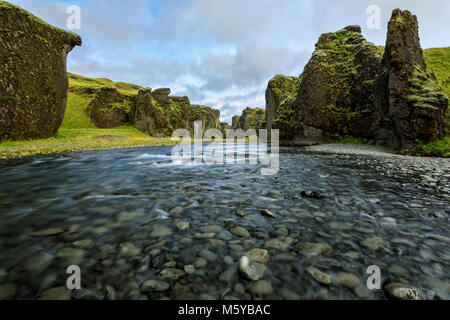 Fjadrargljufur Canyon, l'Islande, et rivière avec mousse vert épais sur rock formations Banque D'Images