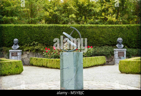 Cadran solaire sculpture dans le jardin de roses au Jardin botanique VanDusen à Vancouver, BC, Canada. vanDusen gardens. Banque D'Images