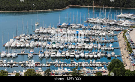 Yachts et voiliers de luxe à quai dans le port de mer. Vue panoramique d'un marine un jour d'été. Banque D'Images