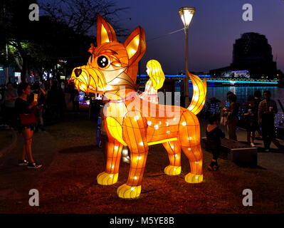 KAOHSIUNG, TAIWAN -- 19 février 2018 : lanternes sont colorés en exposition sur les rives de la rivière d'amour durant la Fête des lanternes 2018 Bienvenue à t Banque D'Images