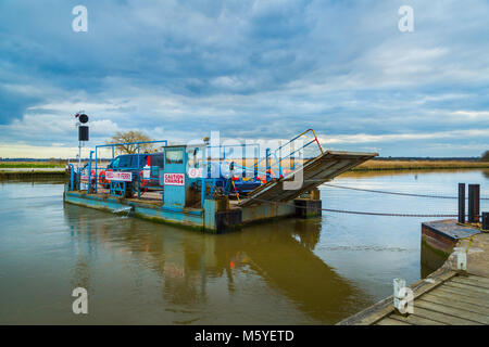 Ferry Reedham sur la rivière Yare vous évite un voyage de plus de 30 kilomètres et est le seul véhicule ferry dans le Norfolk. Banque D'Images