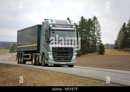 SALO, FINLANDE - le 3 avril 2015 : Volvo FH 500 semi truck avec Globetrotter cab sur la route. Le Globetrotter cab avec hauteur intérieure de 193 cm a été Banque D'Images