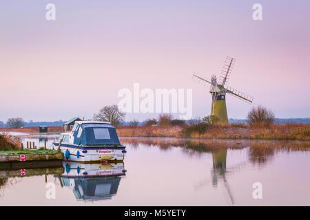 St Benet's Level bazin sur une aube tranquille sur la rivière Thurne dans les Norfolk Broads. Banque D'Images