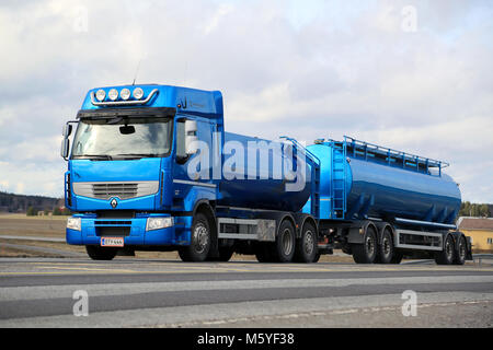 SALO, FINLANDE - le 22 mars 2015 : Blue Renault Premium 460 camion citerne sur la route. Renault Trucks annonce une consommation de carburant du véhicule laboratoire lowere Banque D'Images