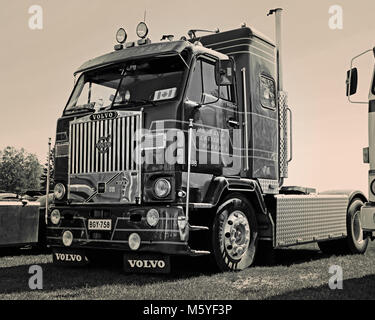 PORVOO, FINLANDE - le 28 juin 2014 : rouge foncé Volvo F88 année 1976 vintage chariot sur l'affichage à Riverside Réunion 2014 Chariot à Porvoo, Finlande. Banque D'Images