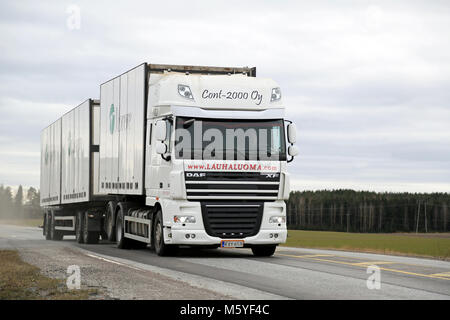 SALO, FINLANDE - le 22 mars 2015 : DAF XF 105 camion remorque complète sur la route n° 52. L'enregistrement des revenus annuels rapports PACCAR en 2014. Banque D'Images