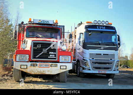 FORSSA, FINLANDE - le 14 mars 2015 : Différentes générations de Volvo Trucks, N12 et FH16 garé côte à côte. En raison de règlements concernant l'ensemble des véhicules Banque D'Images
