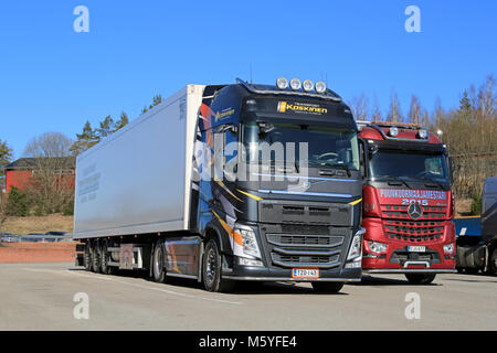 SALO, FINLANDE - le 14 mars 2015 : Nouveaux Volvo FH et Mercedes-Benz camions Arocs stationné. Volvo et Mercedes-Benz sont parmi les trois premiers dans le premier t finlandais Banque D'Images